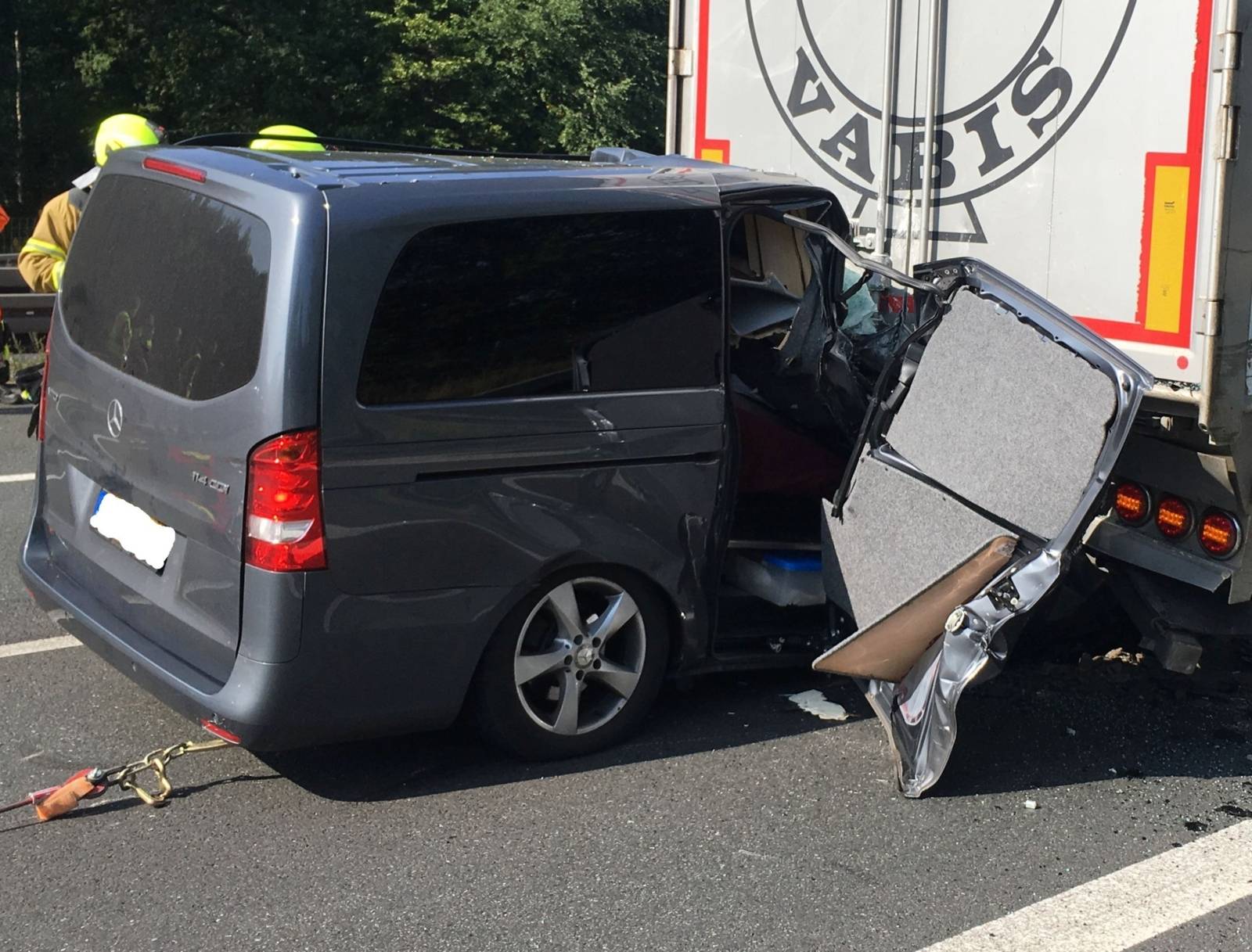 Ein niederländischer Mercedes Kleintransporter (Leichenwagen) fuhr aus ungeklärter Ursache auf einen vor ihm an einem Stauende wartenden Sattelzug auf.