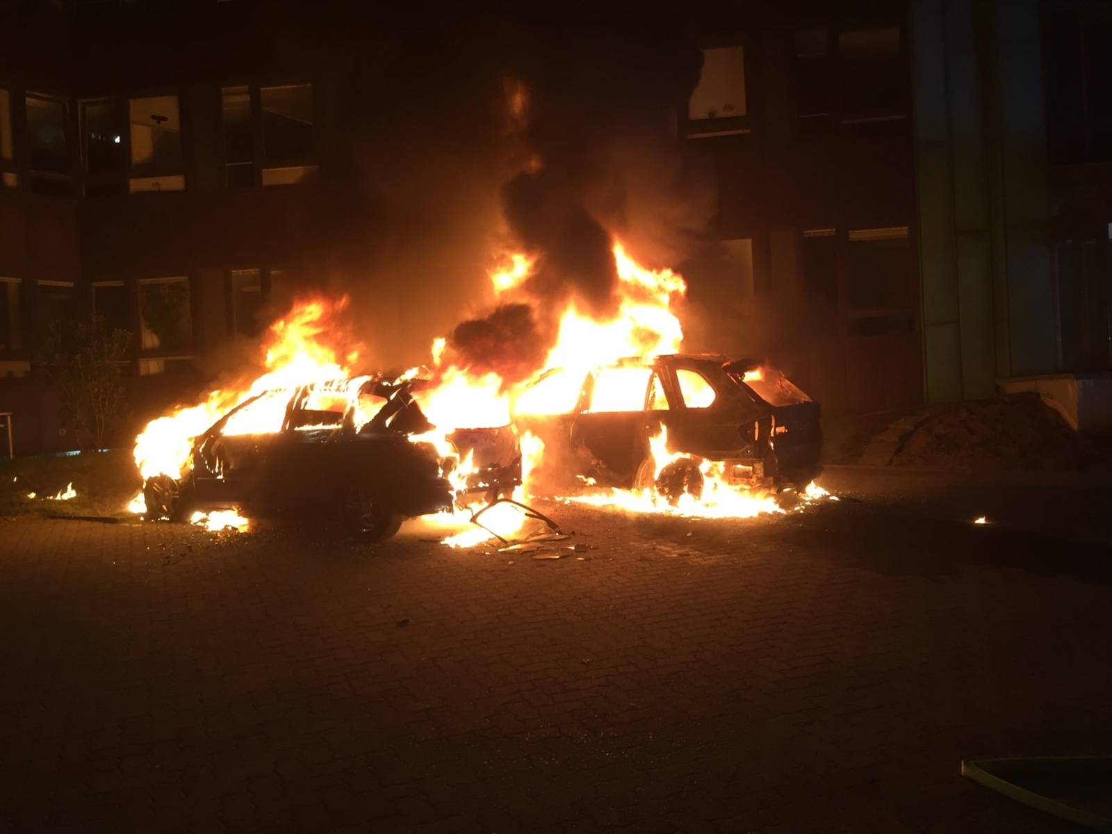 Im Stadtteil Vahrenheide gerieten heute Nacht zwei PKW in Brand. Verletzt wurde niemand.