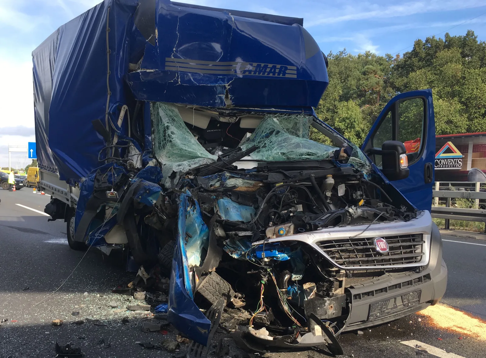 Ein Kleintransporter fuhr aus ungeklärter Ursache auf einen, vor ihm an einem Stauende haltenden, LKW auf.