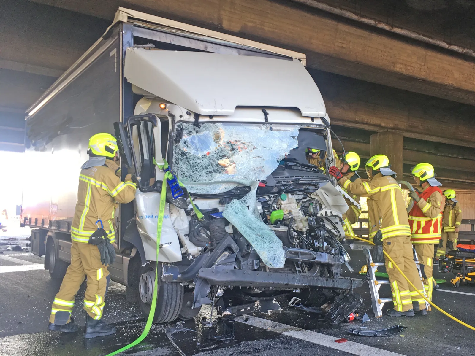 Verkehrsunfall mit zwei LKW auf der Autobahn 2