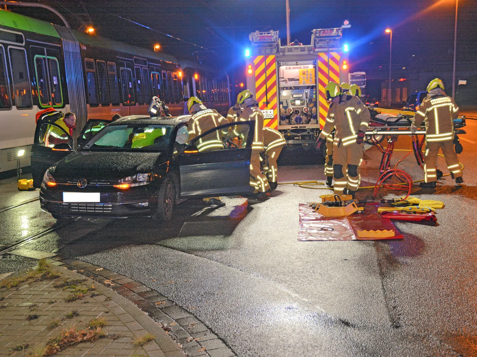 Mehrere Verletzte bei Verkehrsunfall mit Stadtbahn