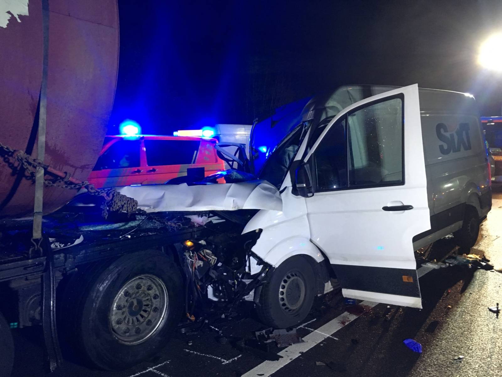 Gegen 23:10 Uhr fuhr ein VW Crafter aus ungeklärter Ursache auf einen LKW auf. Beim Eintreffen der ersten Einsatzkräfte war der Fahrer des VW-Crafter bereits aus seinem Fahrzeug befreit.