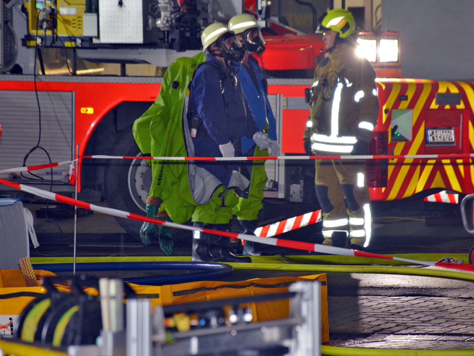 Aus einem abgestellten Tanklastzug läuft Schwefelsäure.