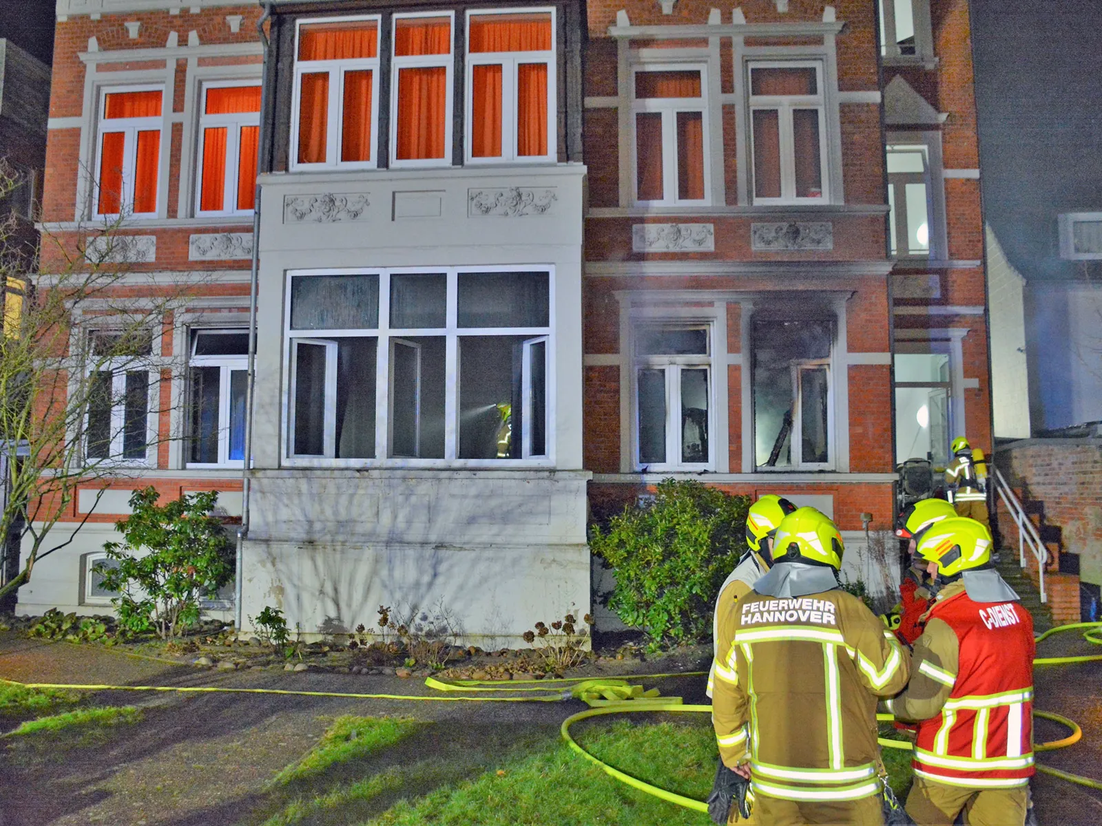 Eine Person bei Feuer in Wohnheim leicht verletzt