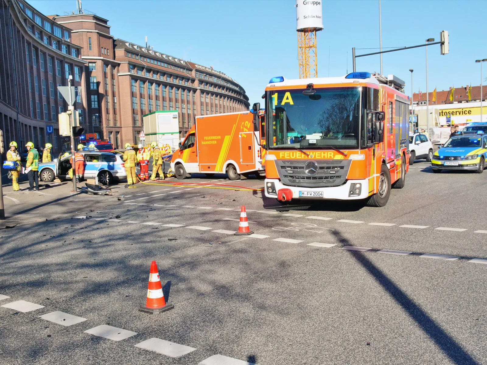 Bei einem Verkehrsunfall zwischen zwei Polizeieinsatzfahrzeugen wurden heute sieben Einsatzkräfte teilweise schwer verletzt. 