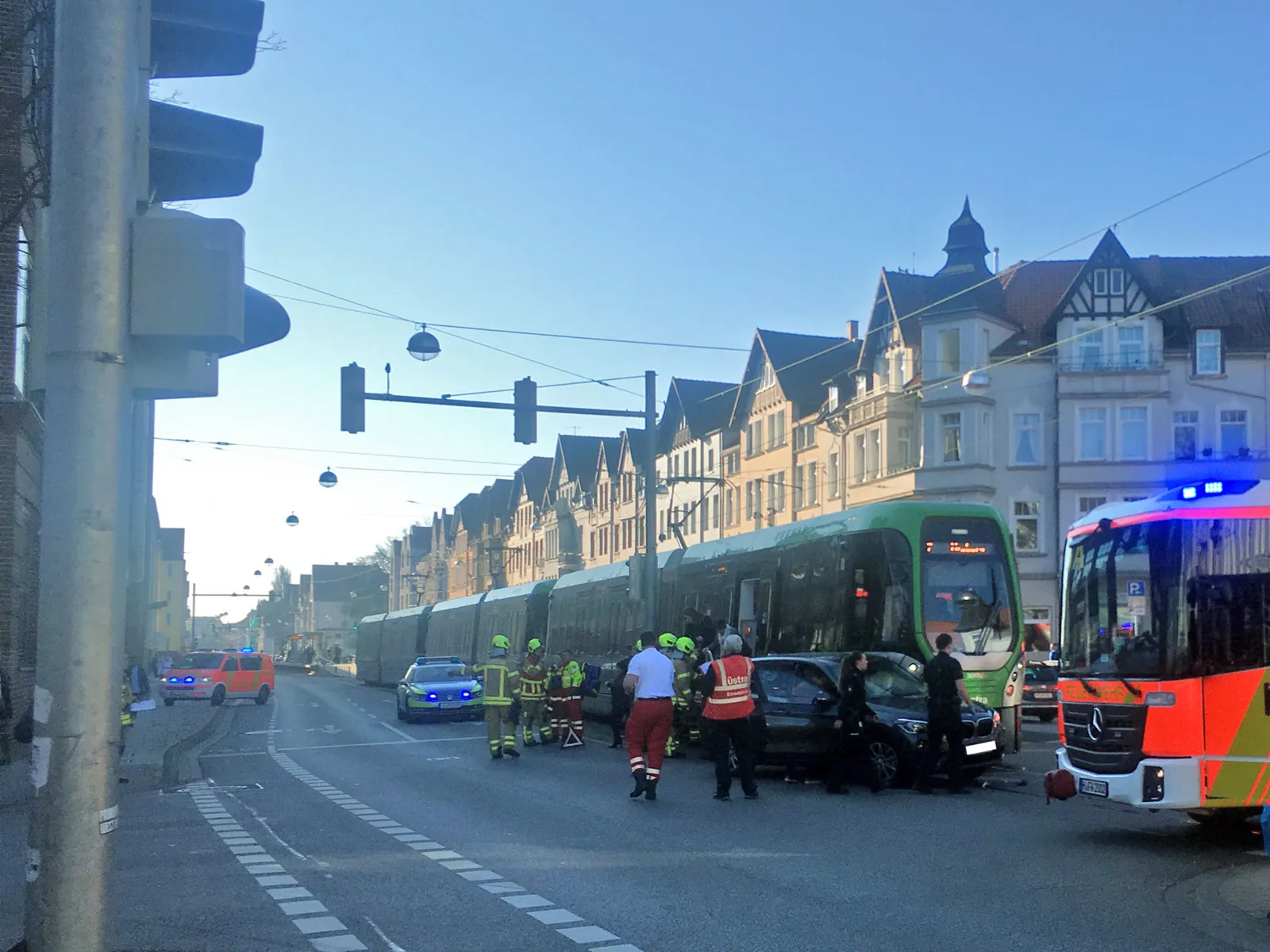 Verkehrsunfall zwischen einem PKW und einer Stadtbahn.
