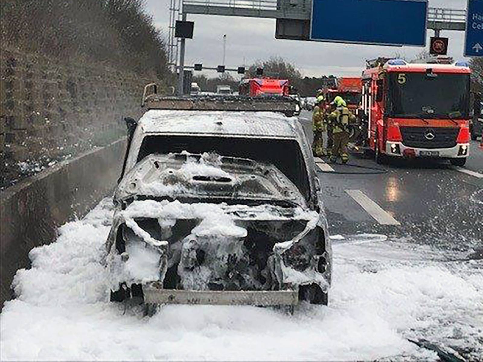 Kleintransporter brennt auf der BAB 37