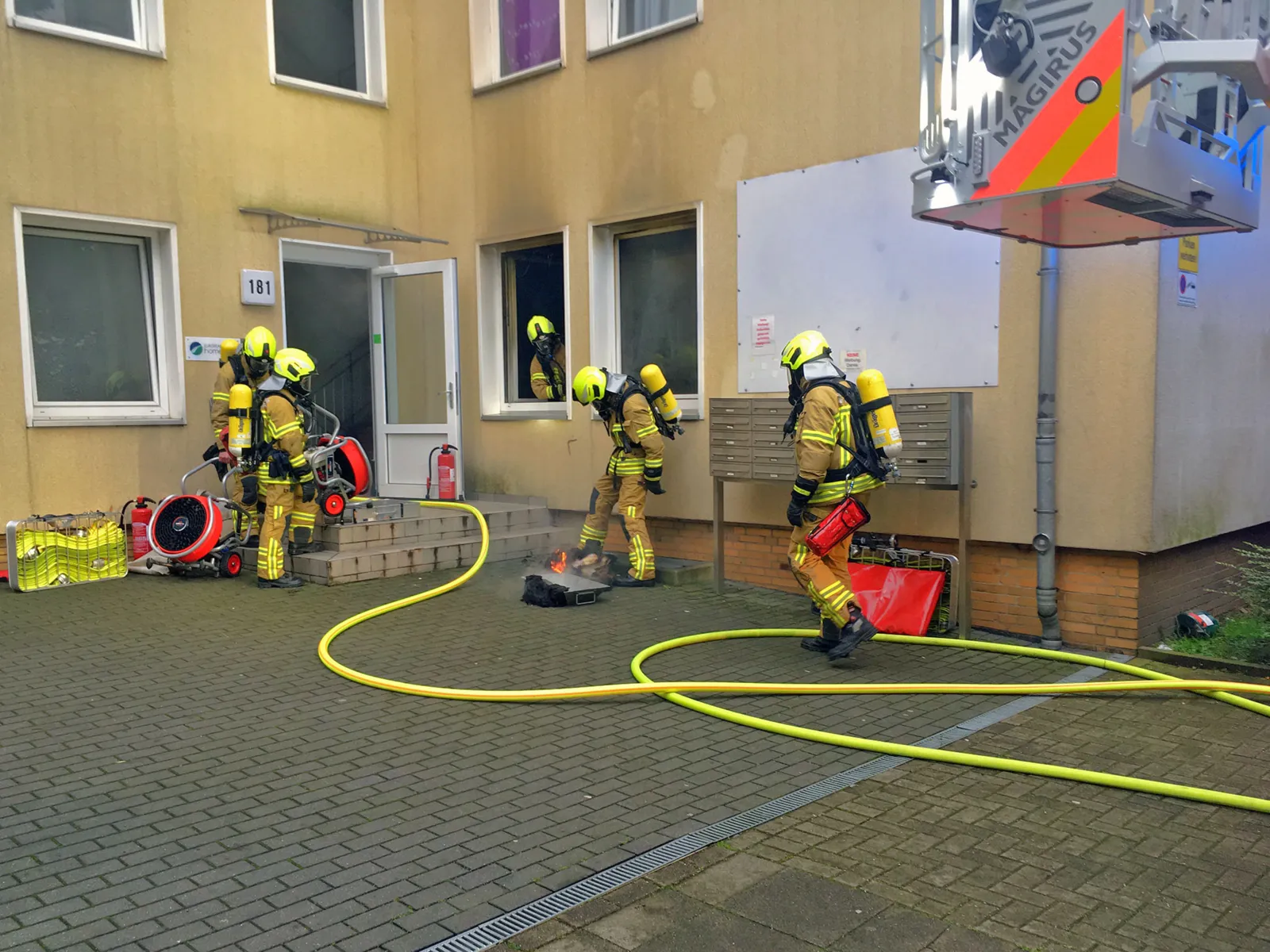 Eine Wohnung brennt aus.