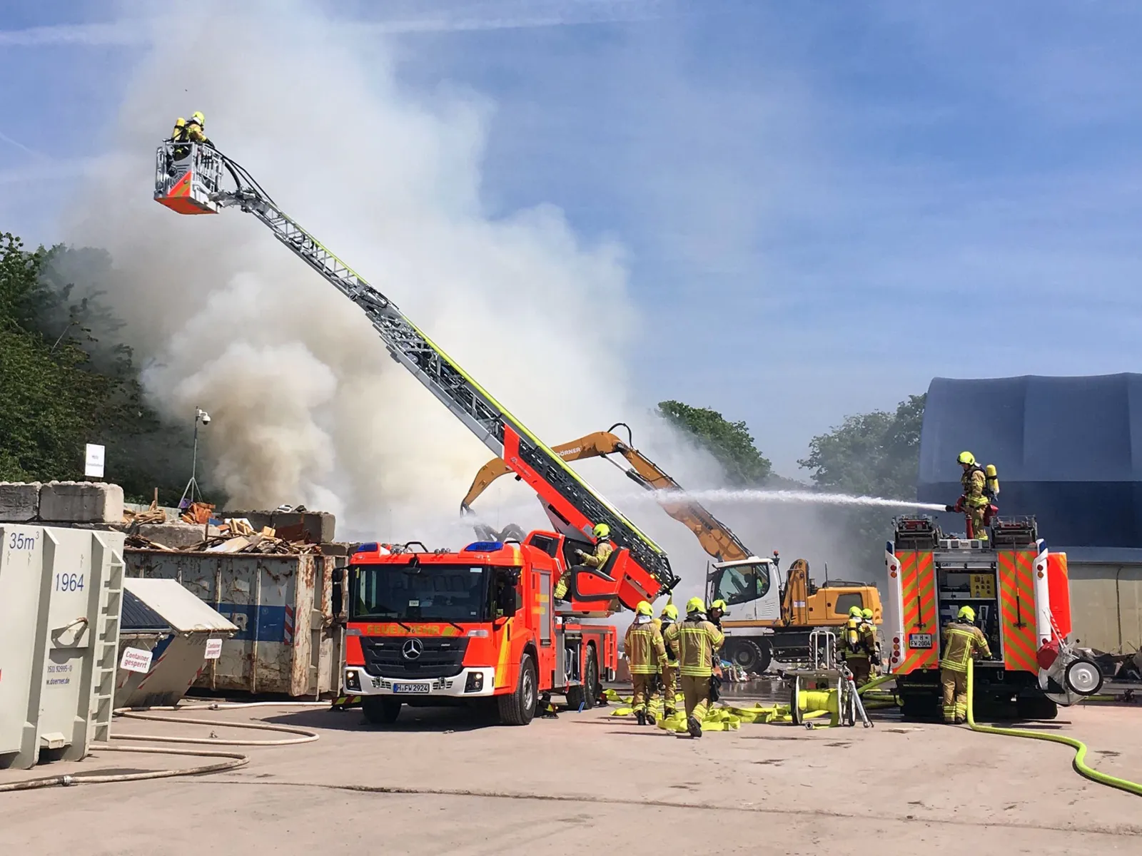 Brand auf dem Hof eines Entsorgungsbetriebes.