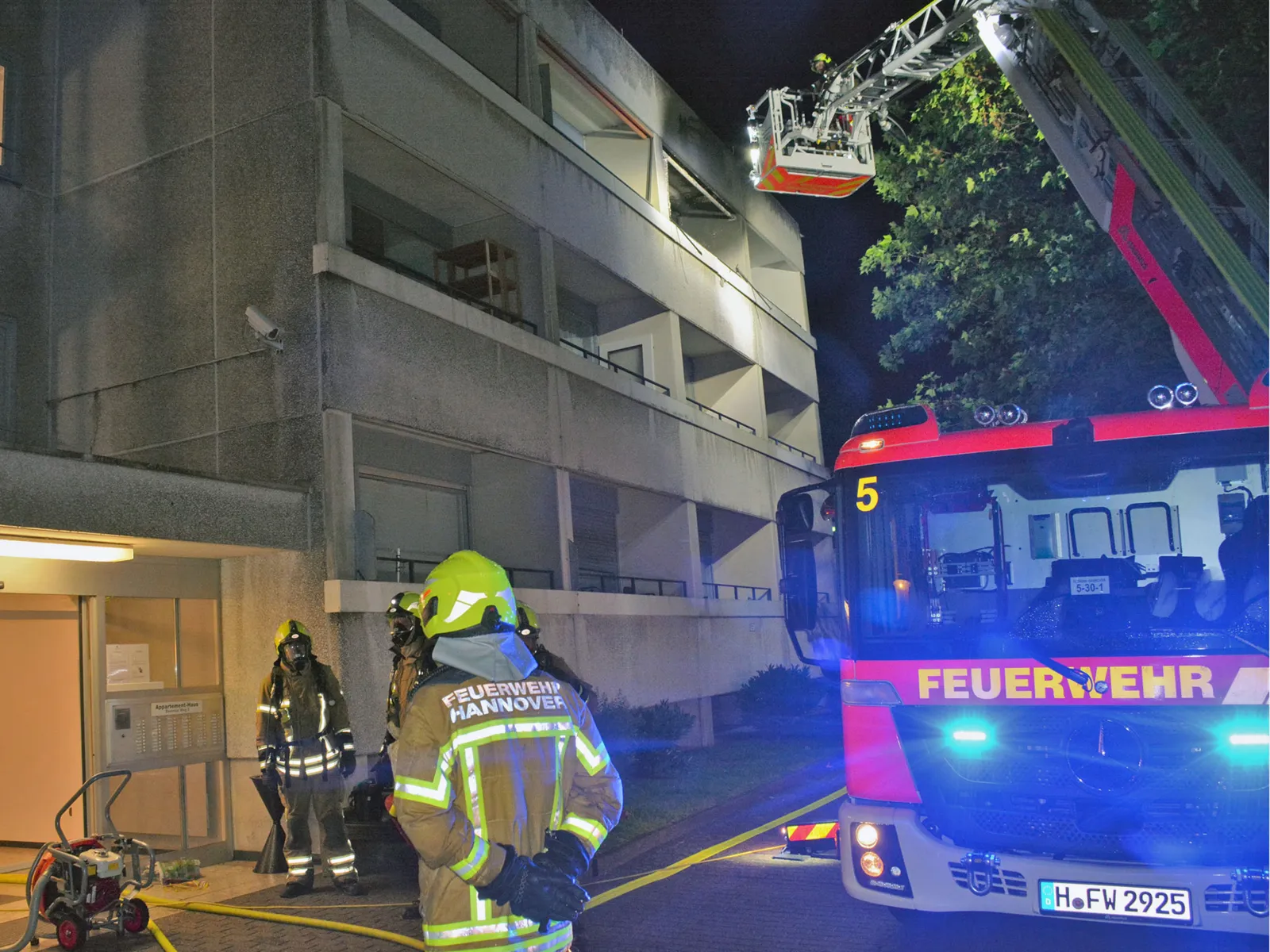 Frau bei Wohnungsbrand schwer verletzt