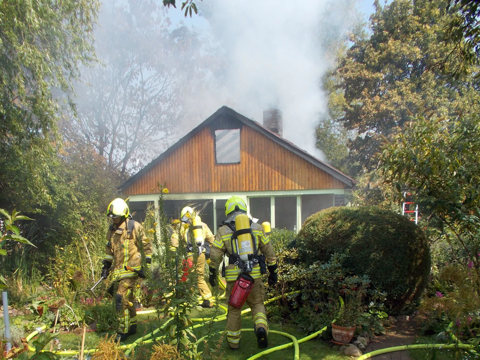 Brand einer Gartenlaube.