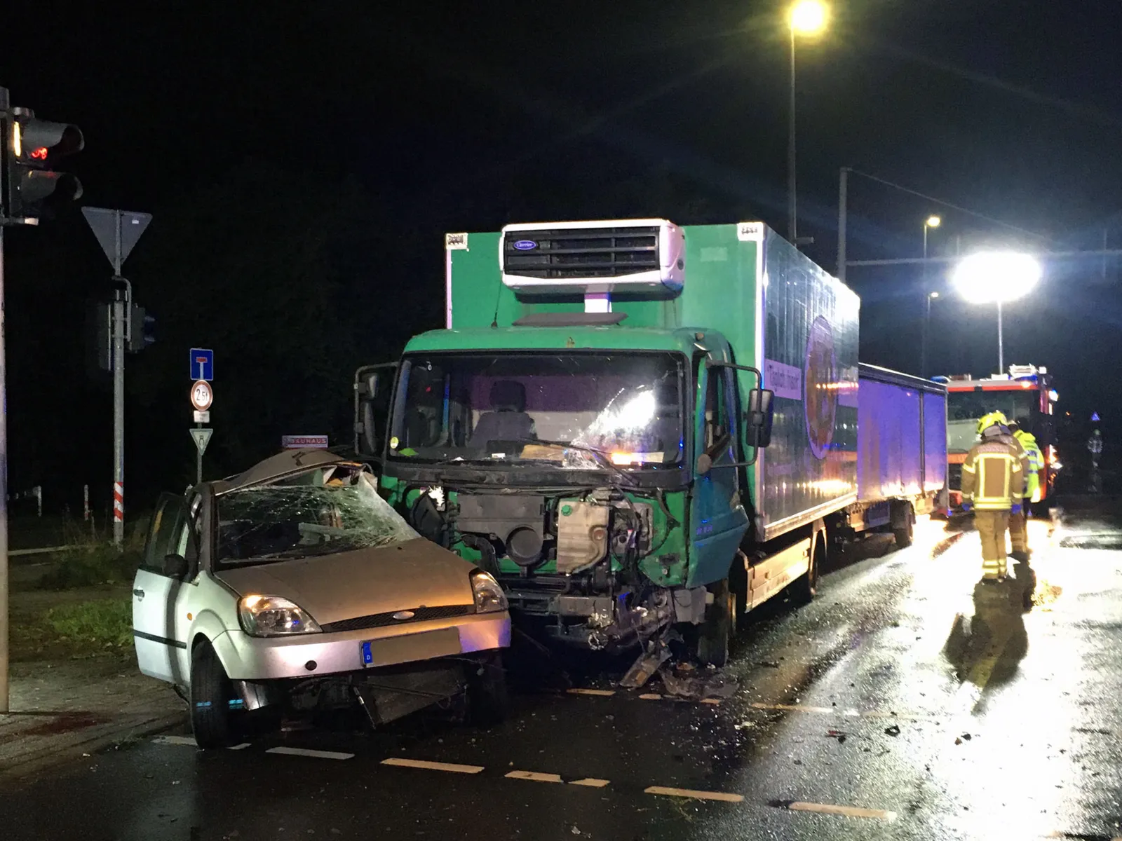 Verkehrsunfall an dem ein LKW und ein PKW beteiligt waren.