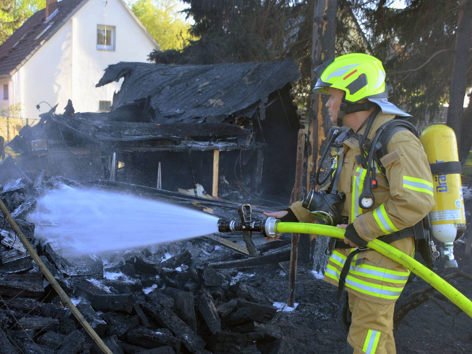 Gartenhaus brennt auf dem Grundstück eines Einfamilienhause.