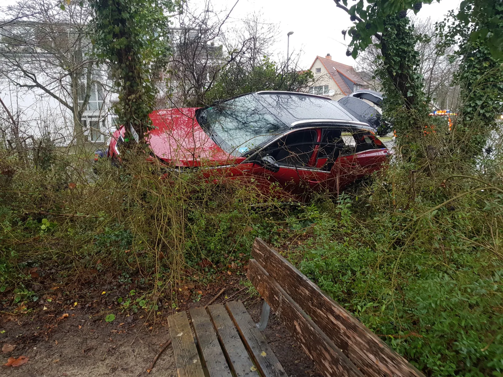 Ein Auto in einem Unfall