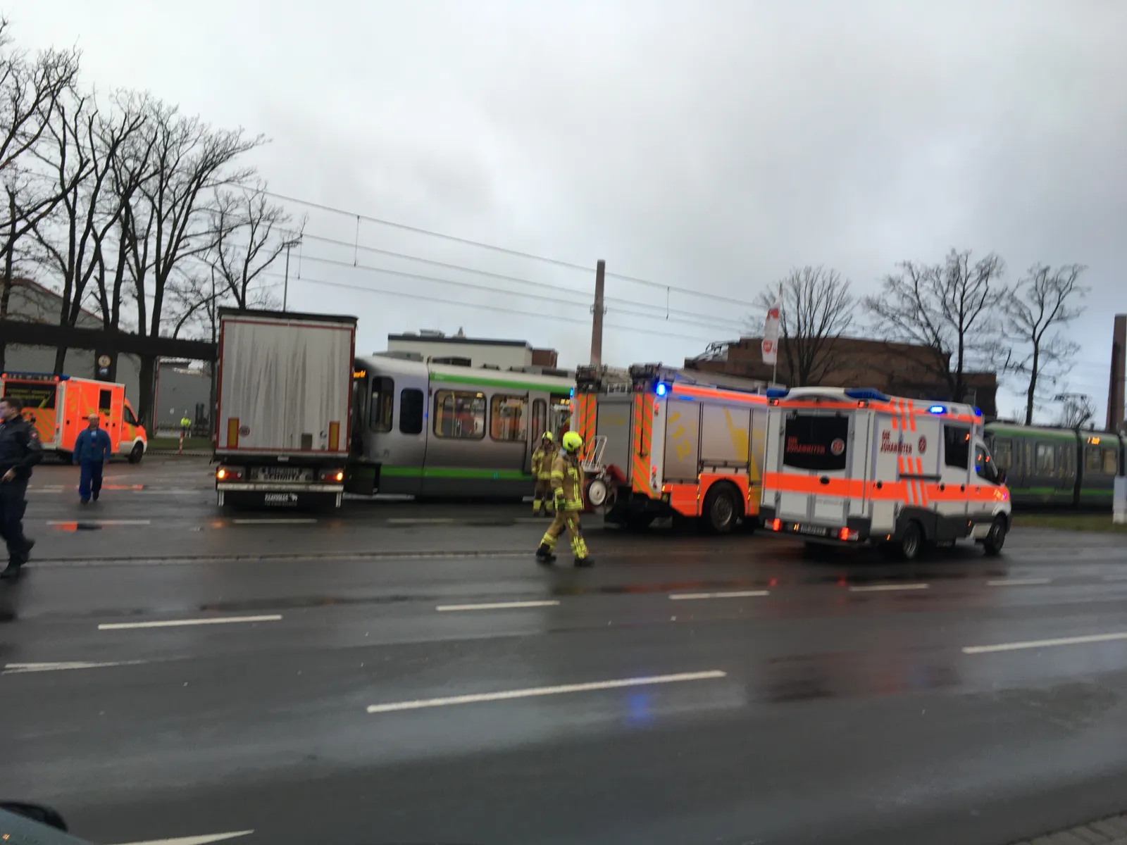 LKW stößt mit Stadtbahn zusammen