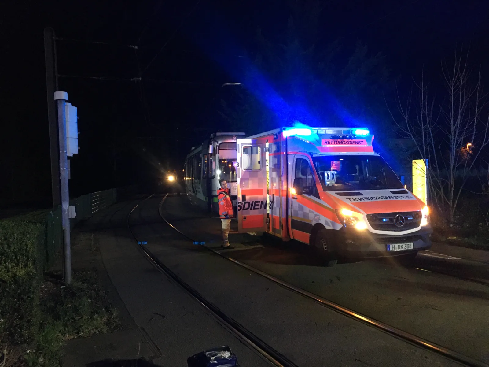 Eine Stadtbahn fährt gegen einen Elektromotorroller