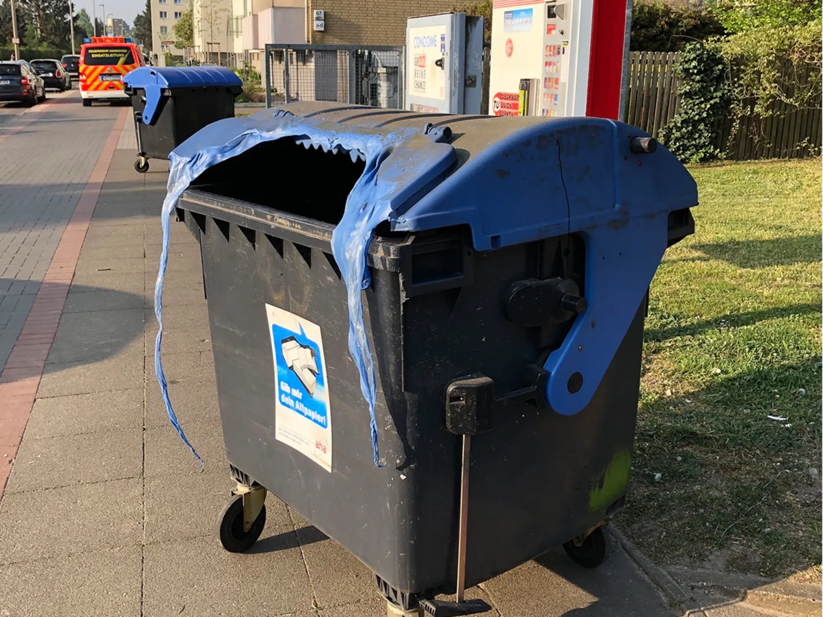 Altpapier in einer Mülltonne brennt