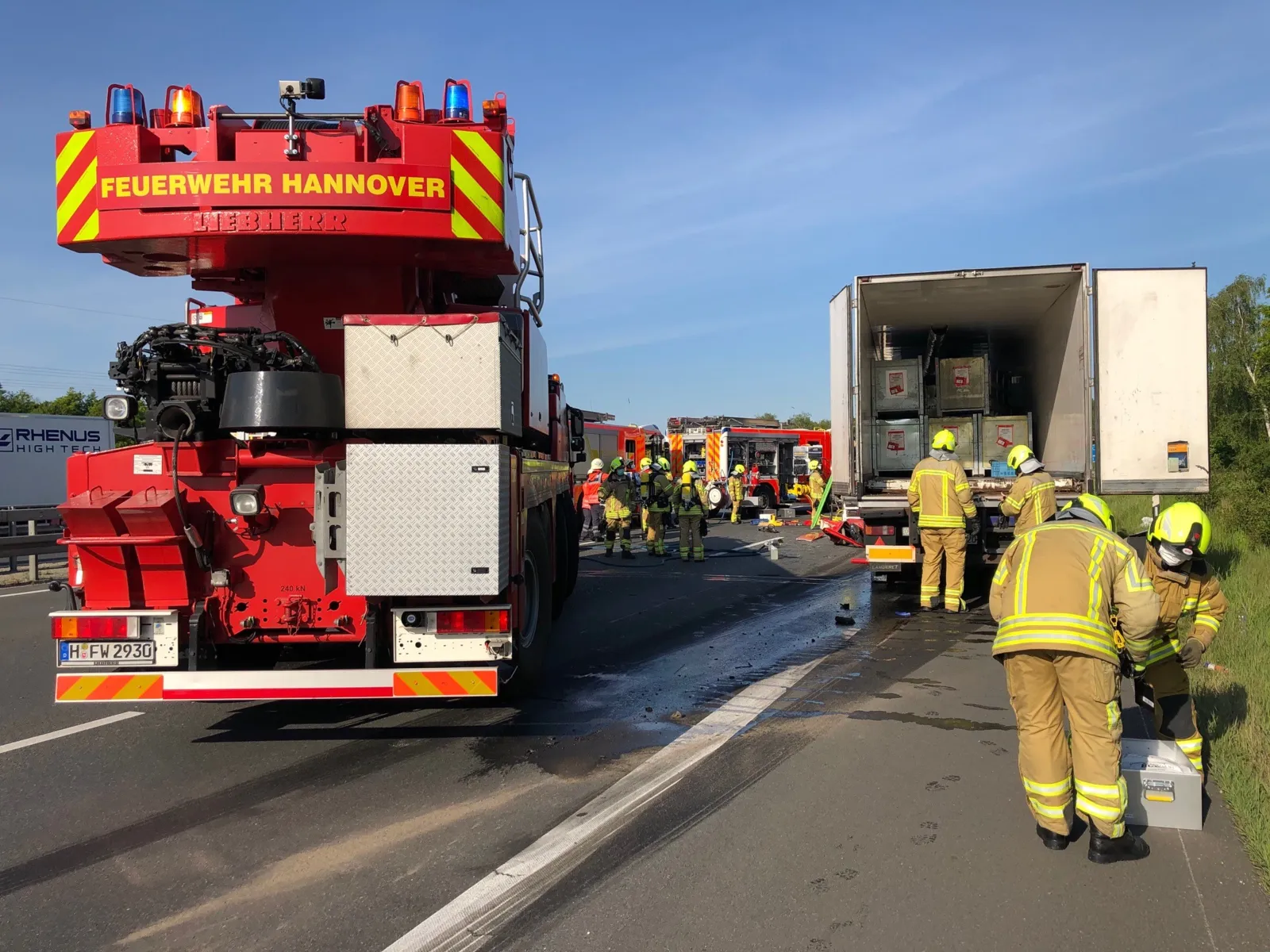 Auffahrunfall zweier Lastkraftwagen auf der Bundesautobahn 2