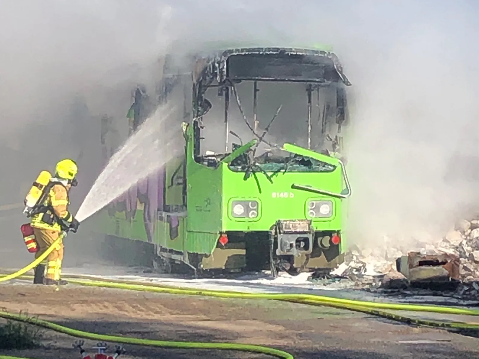 Eine alte Stadtbahn brennt