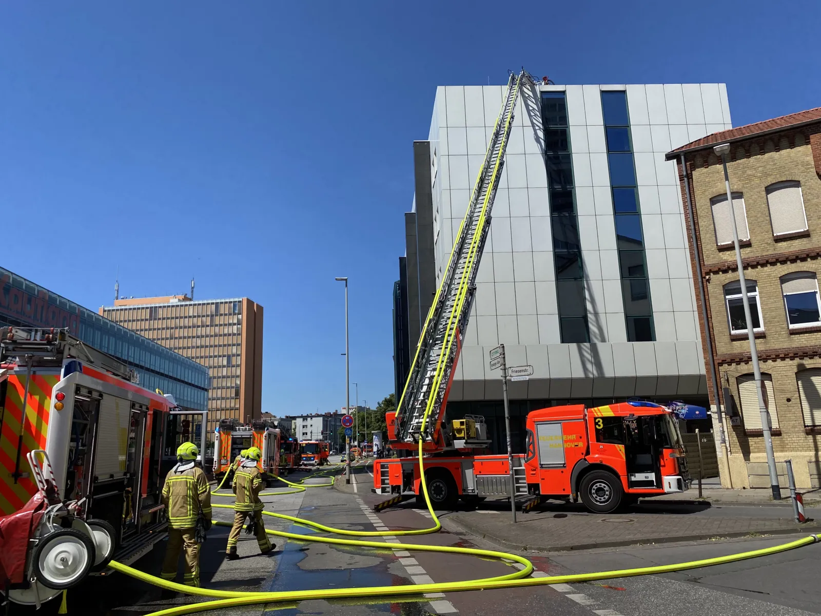 Feuer auf einem Flachdach