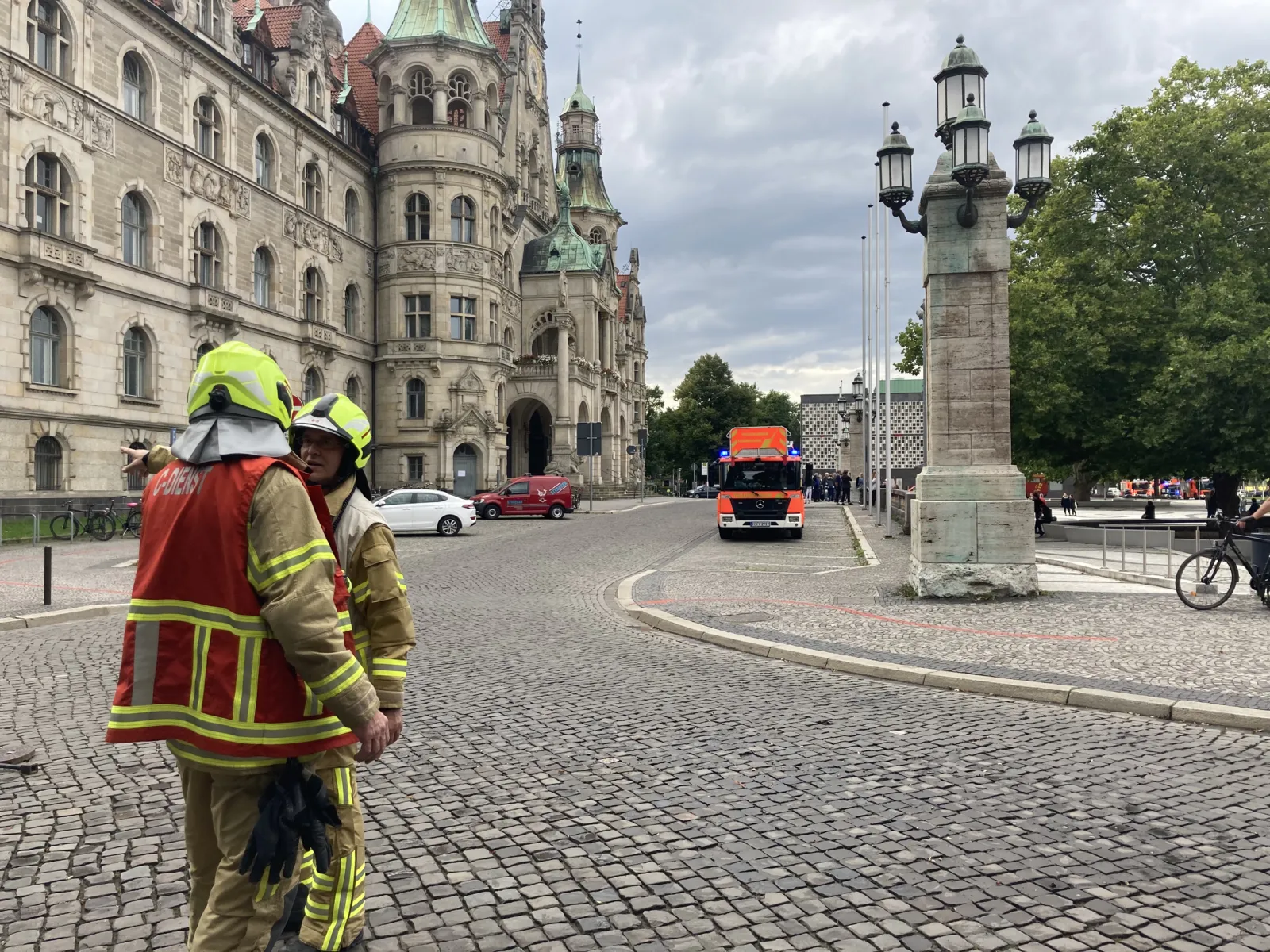 Feuerwehrmänner vor dem Neuen Rathaus