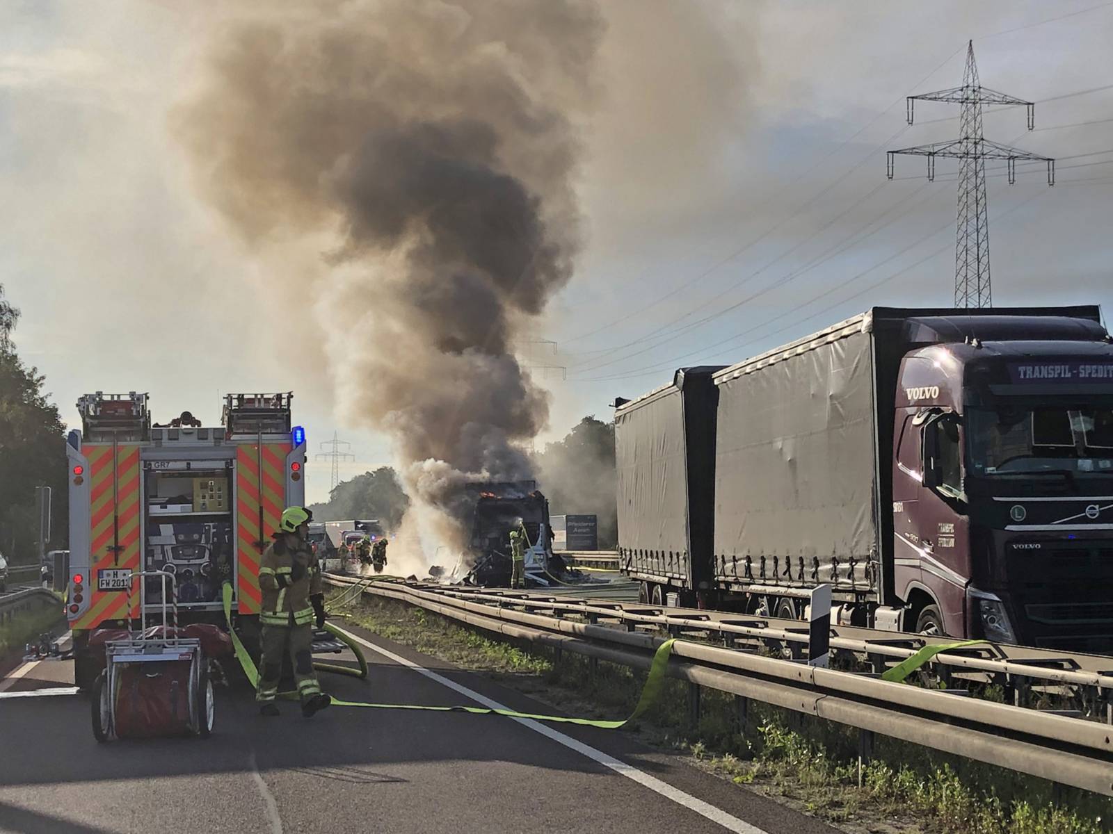 Ein LKW brennt auf der Autobahn