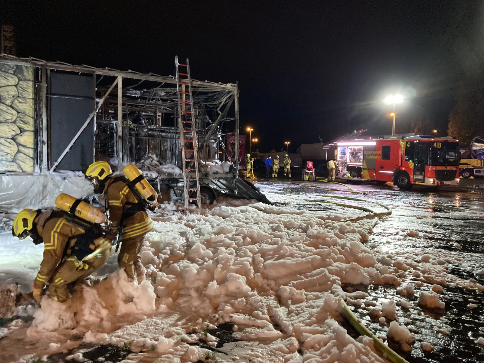Die Feuerwehr löscht mit Löschschaum