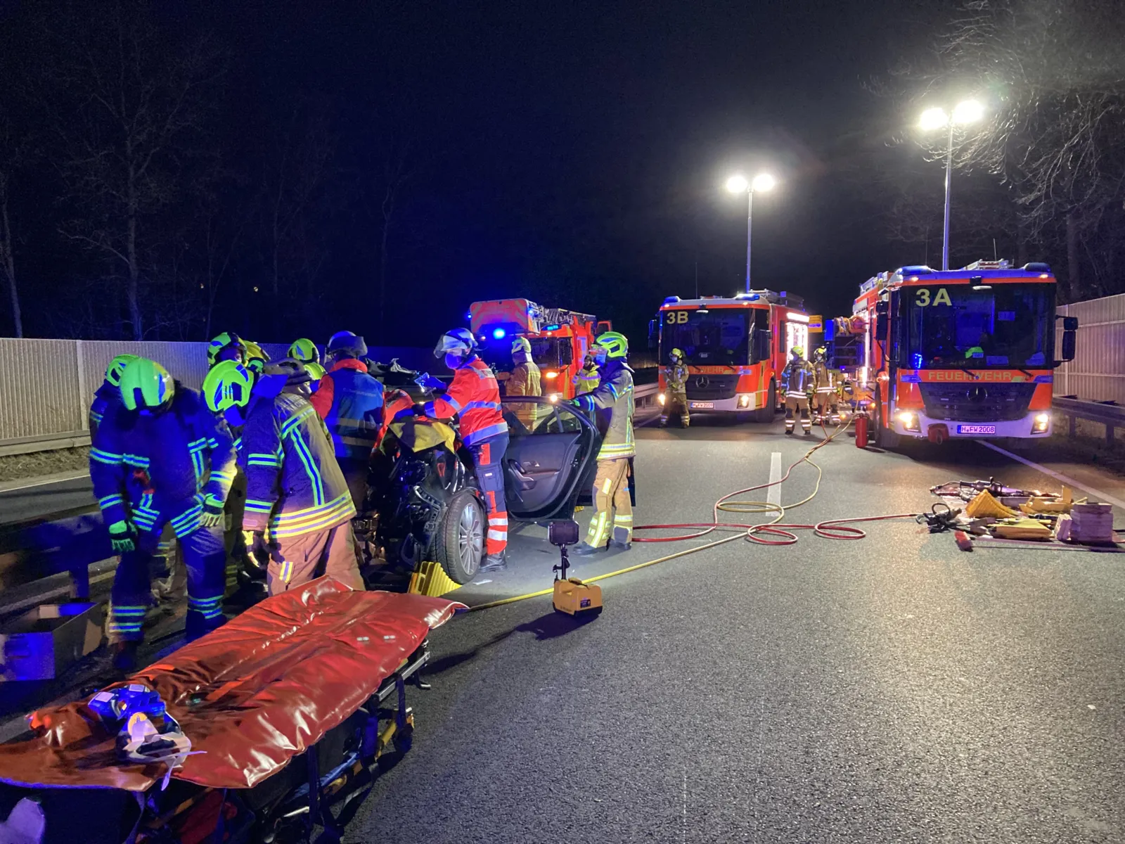 Feuerwehrleute und Feuerwehrautos an der Unfallstelle