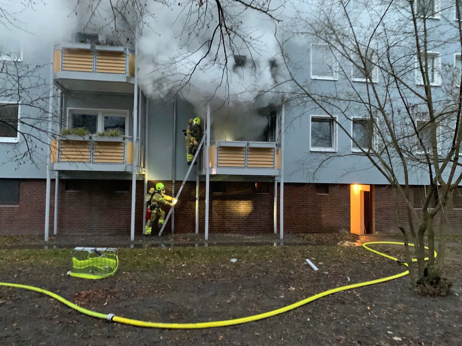 Aus einer Wohnung kommt Qualm