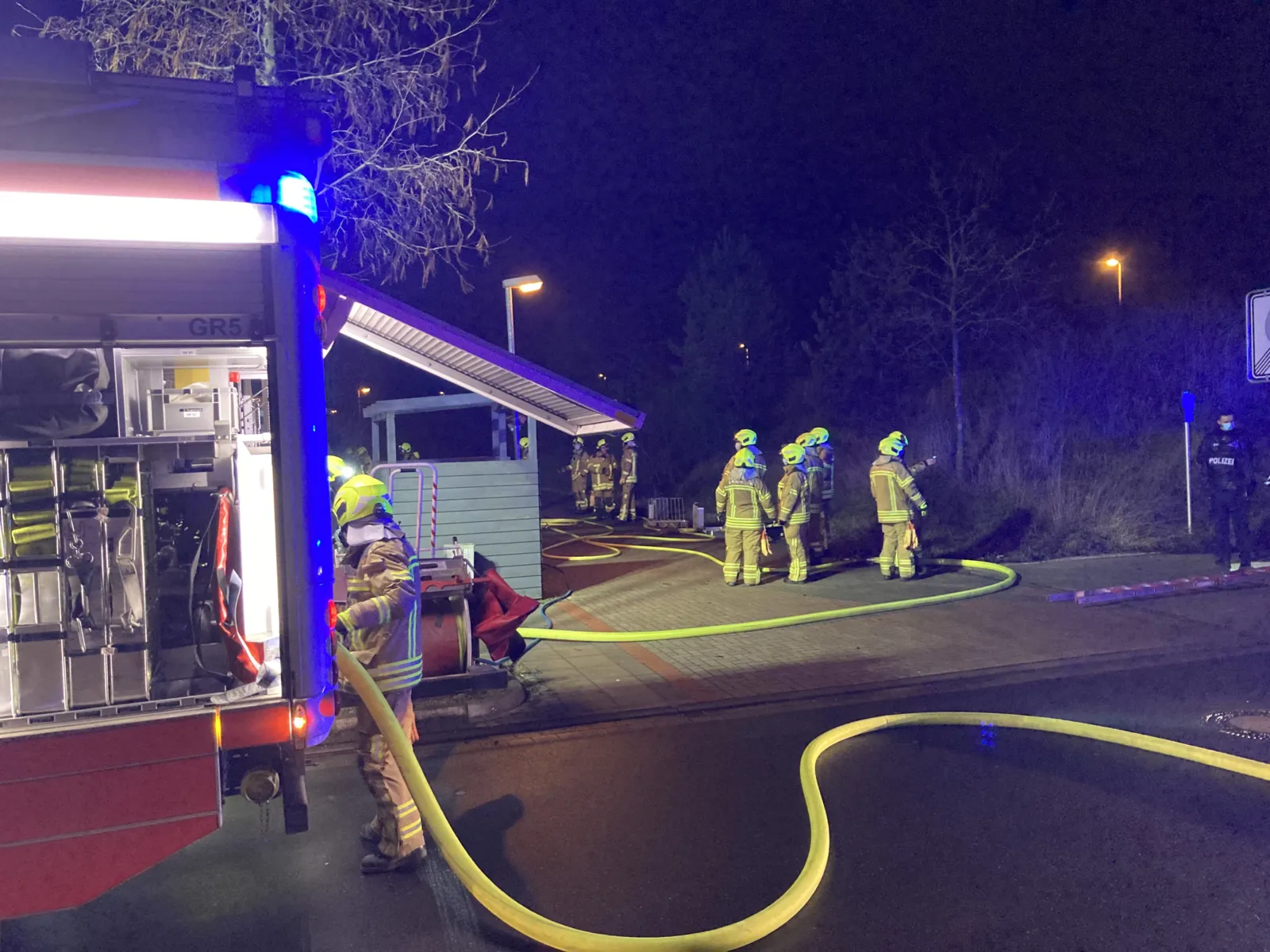 Ein Feuerwehrauto und Feuerwehrkräfte
