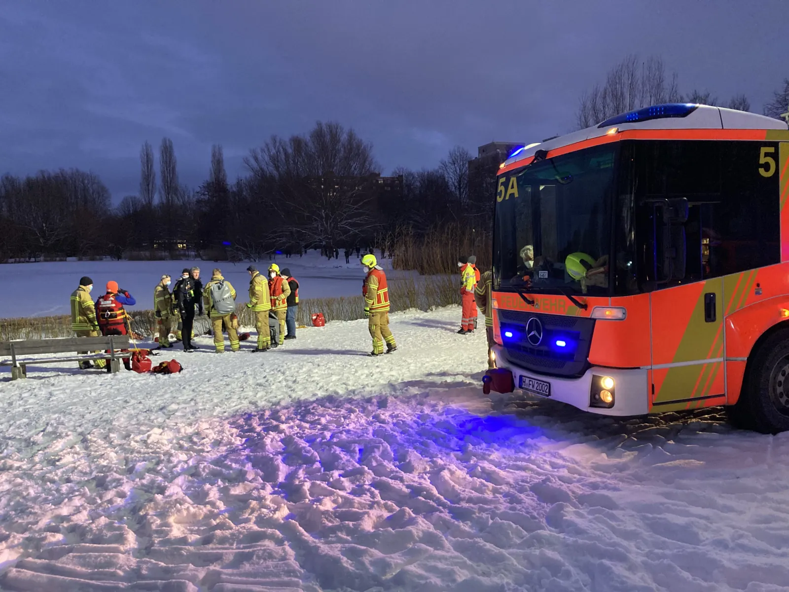Viele Einsätzkräfte an einem zugefrohrenen See