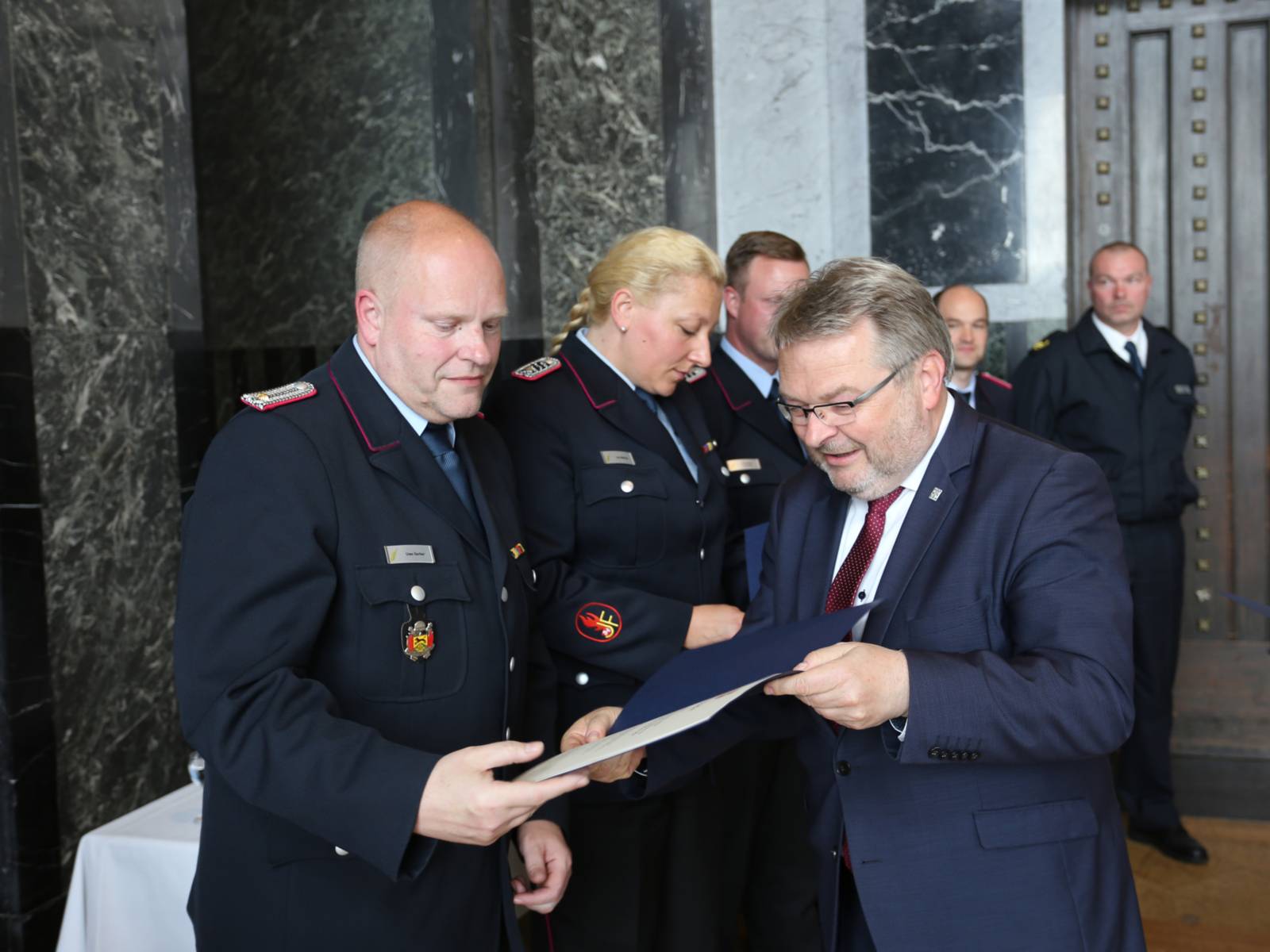 Bürgermeister Hermann überreicht als Dank und Anerkennung für den geleisteten Einsatz die Urkunden des Niedersächsischem Ministeriums für Inneres und Sport.