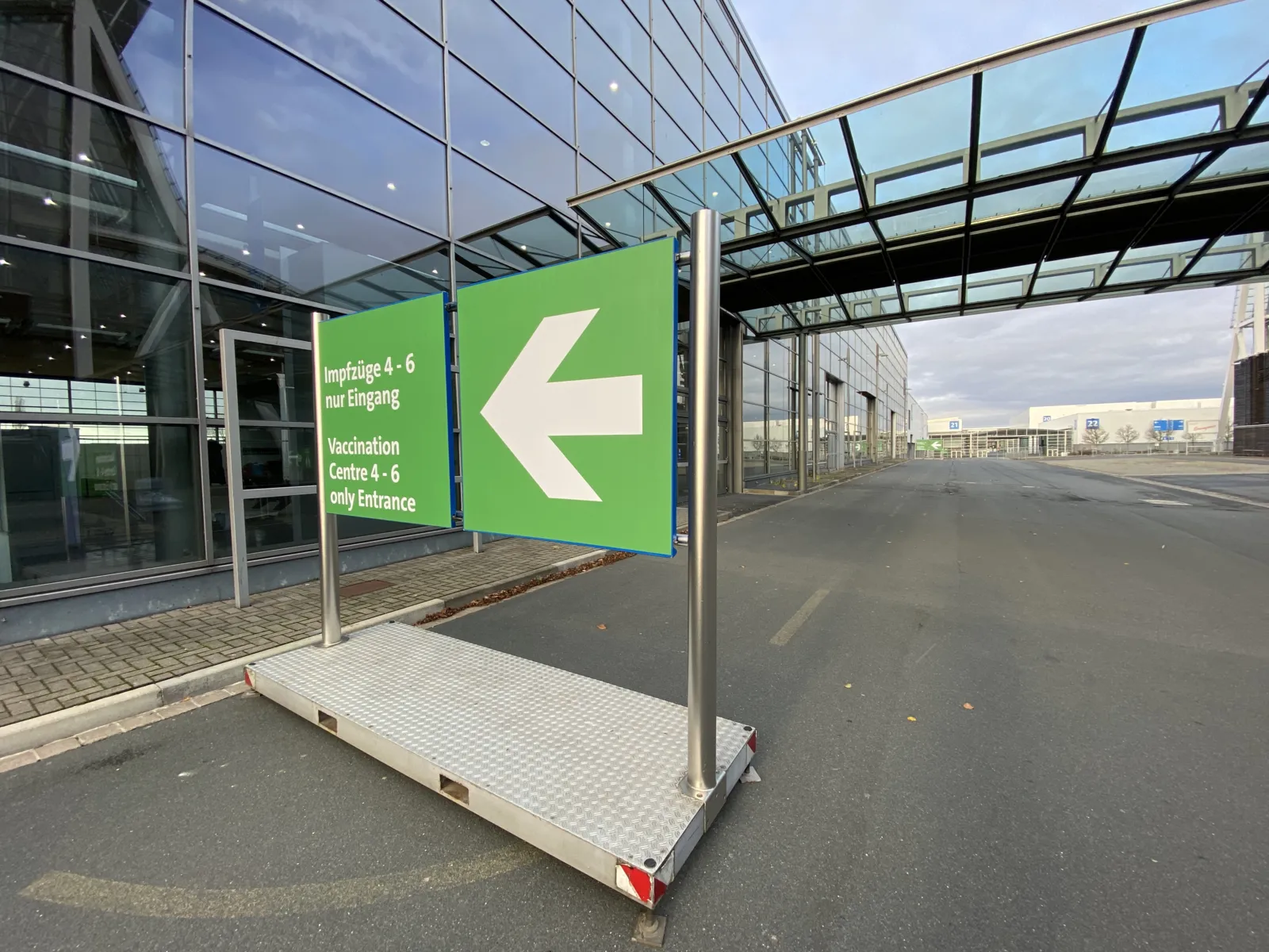 Hinweisschild für Impfzüge vor der Messehalle 25