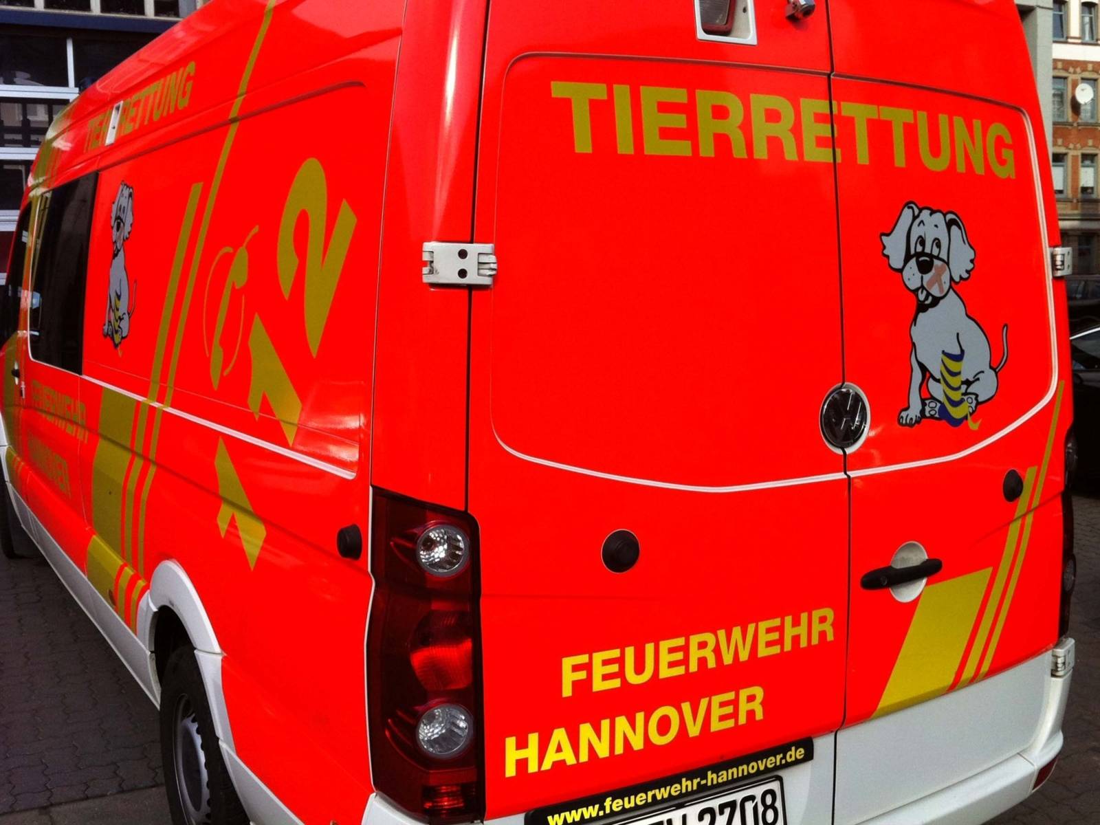 Heckansicht Tierrrettungswagen der Feuerwehr Hannover