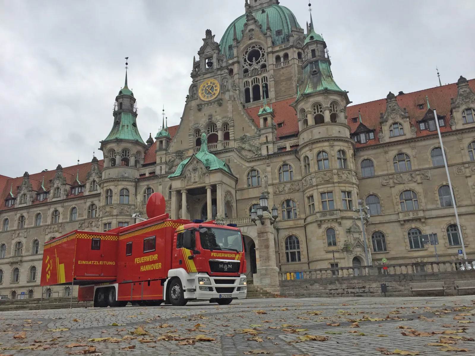 ELW3-4 der Feuerwehr vor dem Neuen Rathaus.