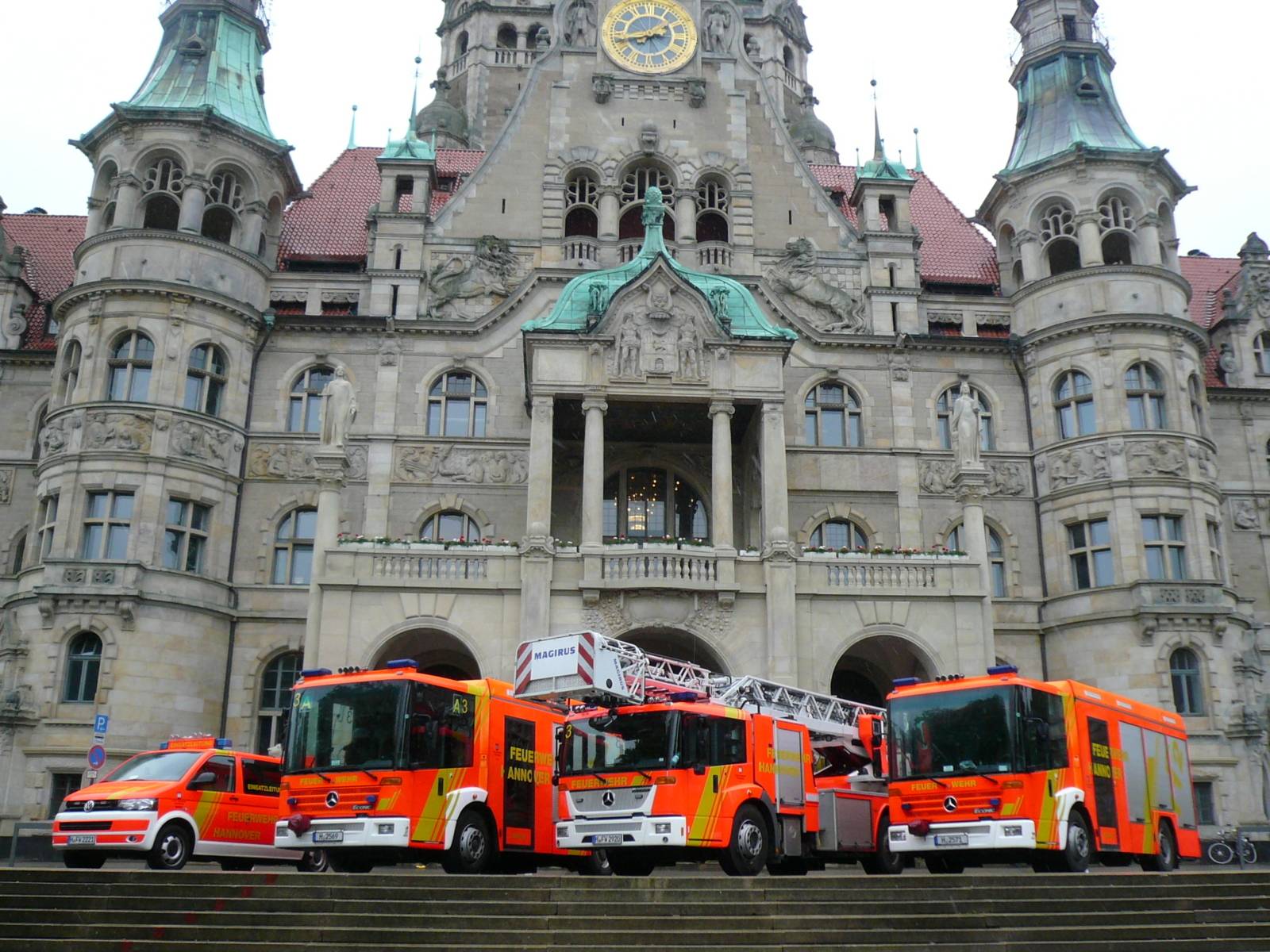 Löschzug Feuerwehr Hannover vor dem Neuen Rathaus