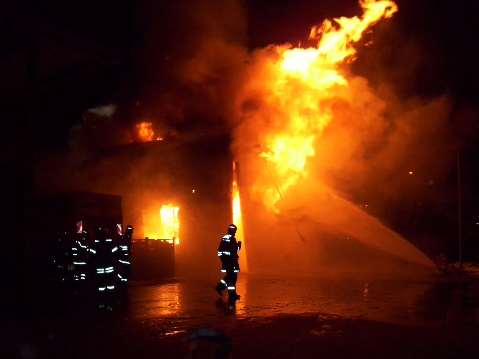 37.FF_Flammen Hintergrund_3 Einsatzkräfte davor