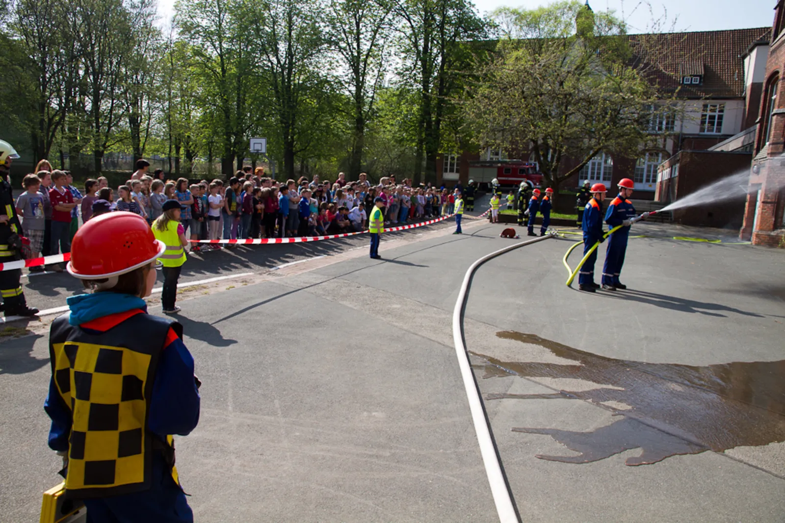 26.04.2013 Ortsfeuerwehr Limmer übt in der GS Kastanienhof