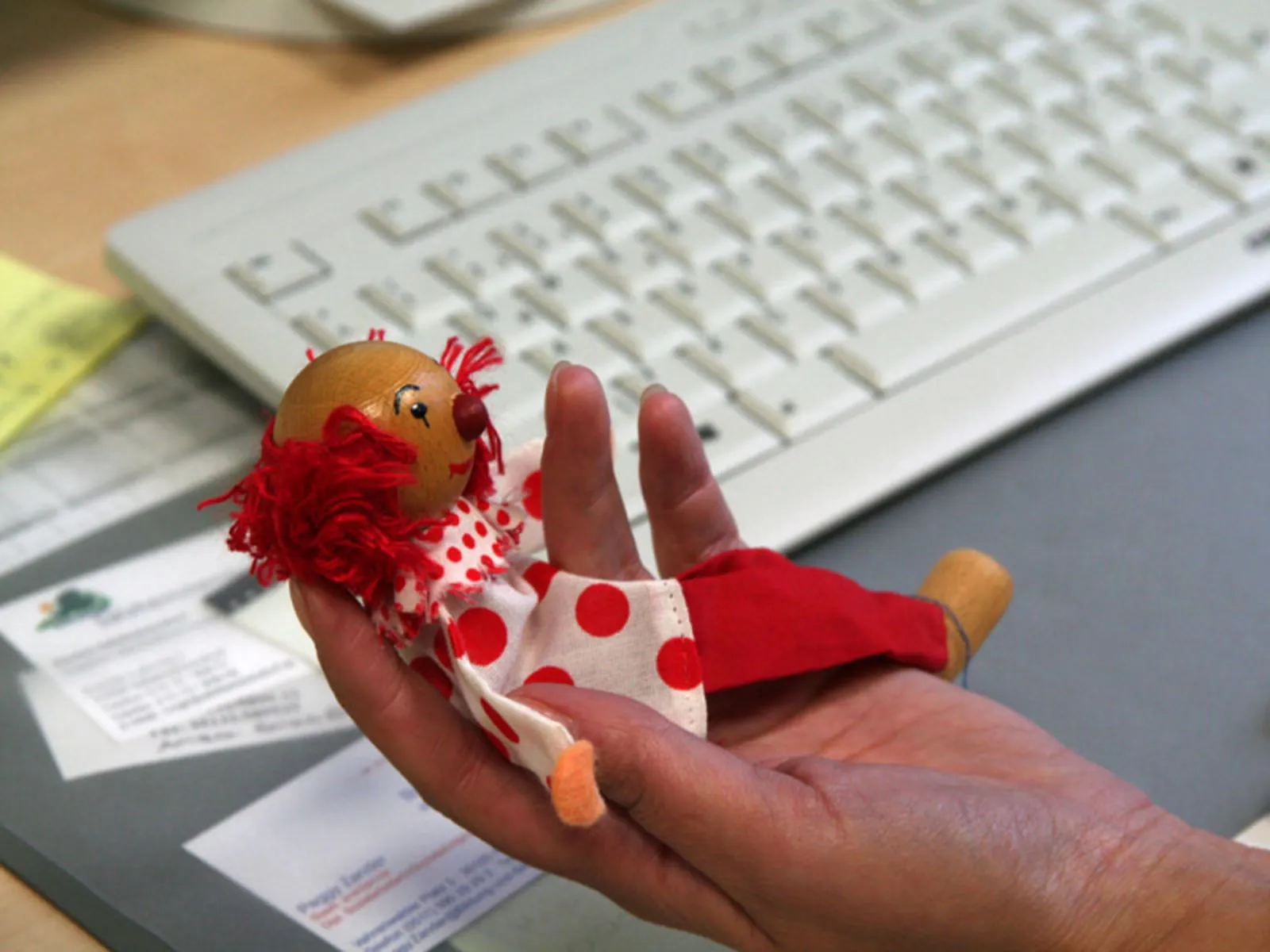 Kleiner Holzclown vor PC-Tastatur