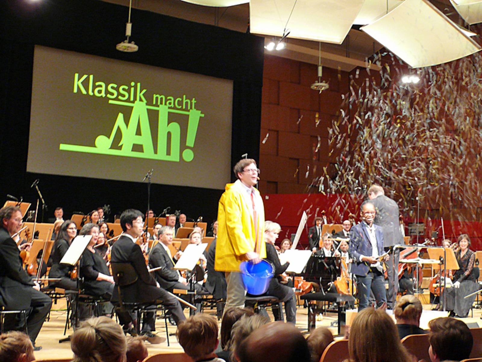 Großer Sendesaal des NDR mit Orchestermusikern und den Fernsehmoderatoren Ralph Caspers und Shary Reeves