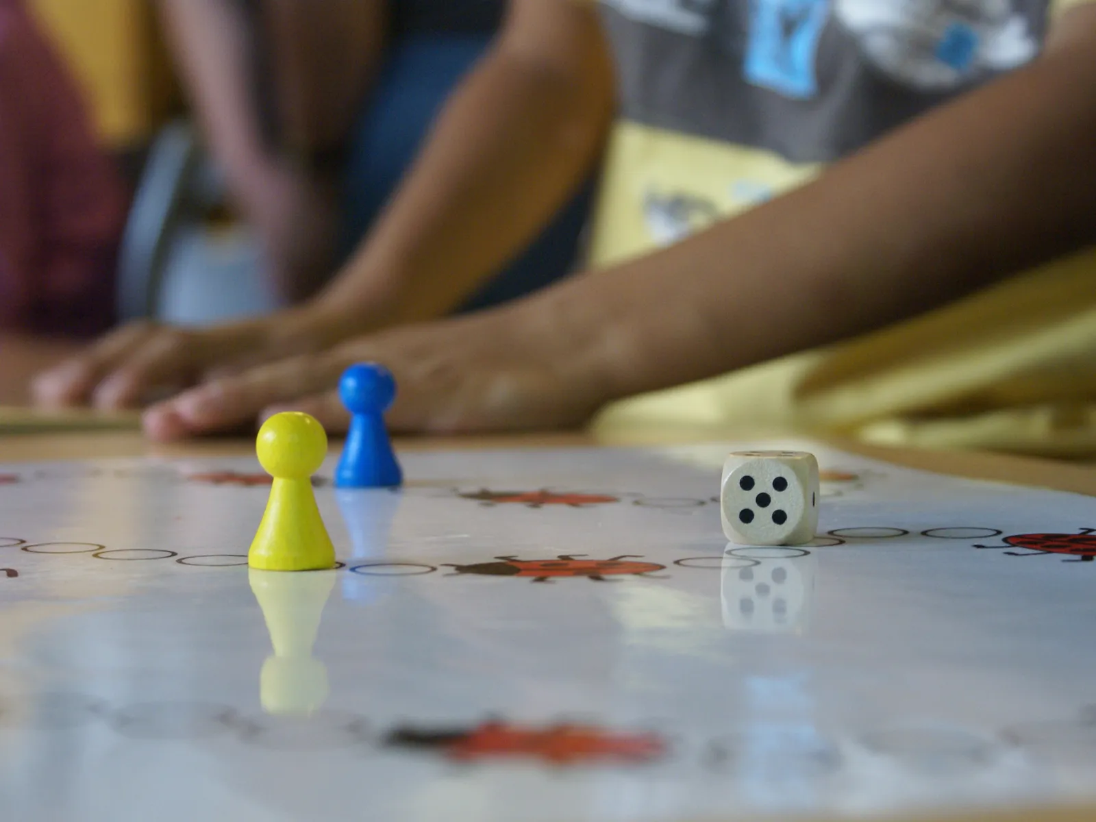 Nahaufnahme von einem kindgerechten Mensch-Ärger-Dich-Nicht-Spiel mit Marienkäfer-Aufdruck