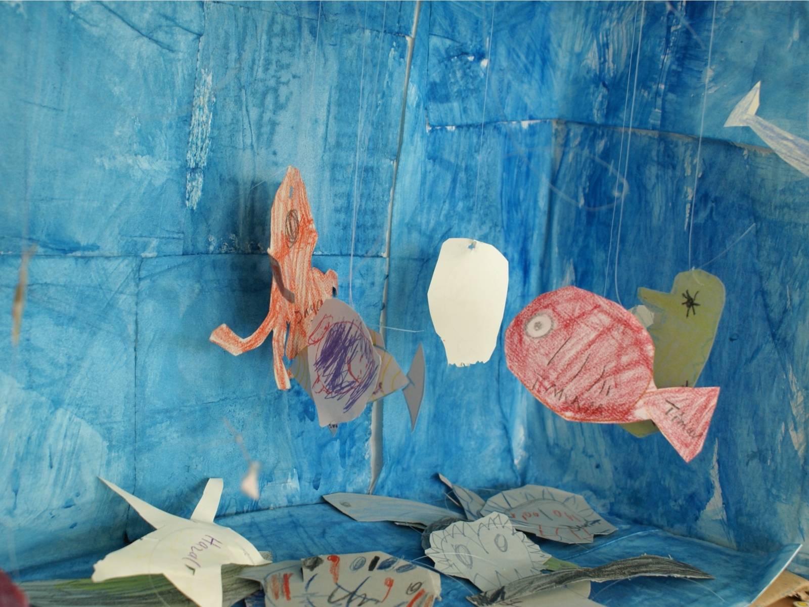 Ein aus ausgeschnittenem Papier selbst bemaltes Aquarium zum Spielen