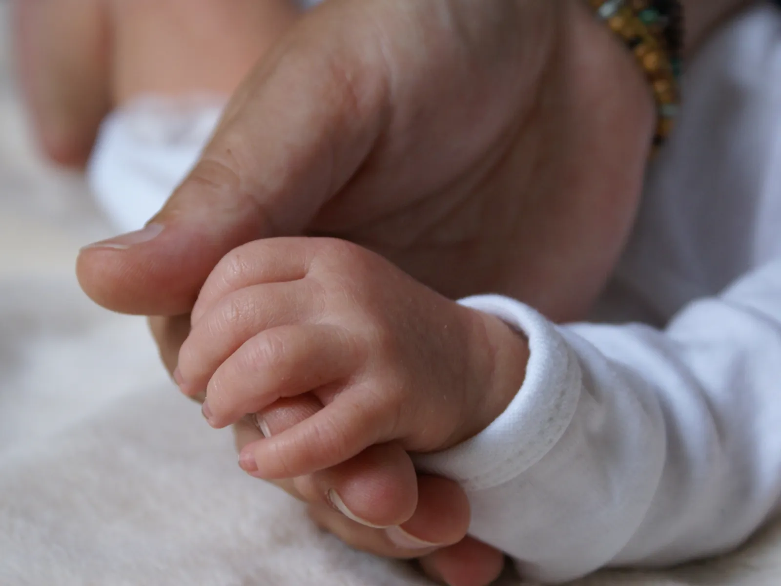 Babyhand liegt in Erwachsenenhand
