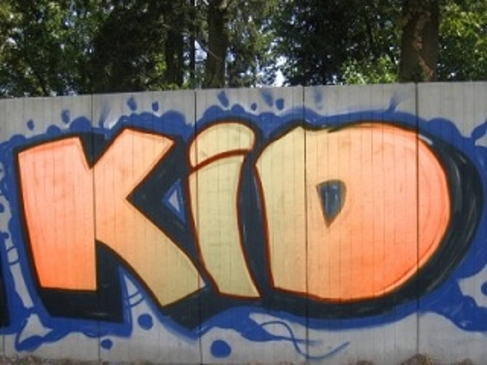 Eine Mauer an der das Word Kid gesprüht ist