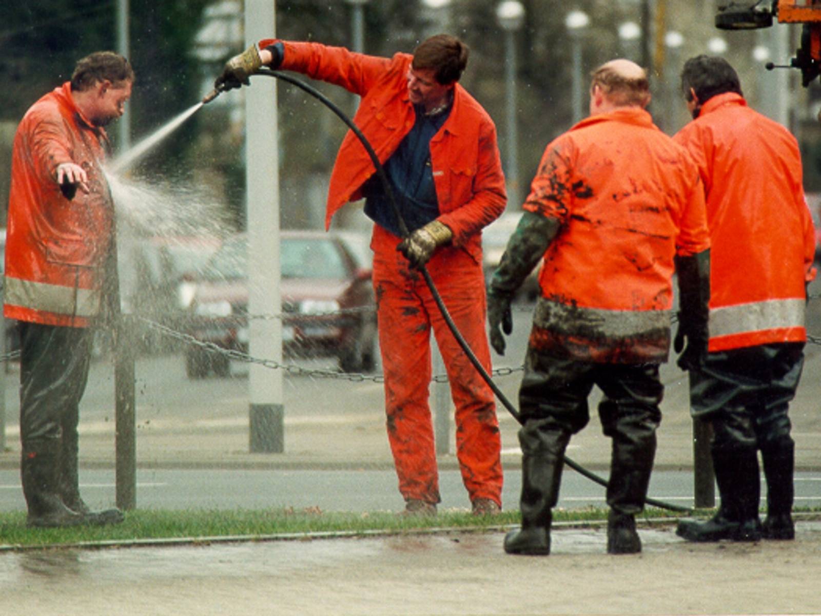 Kanalbetriebsarbeiter bei der Reinigung nach einem Kanalausstieg