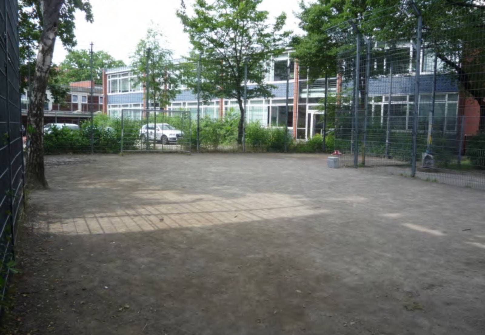Fußballplatz mit Drahtzaun in der Scheffelstraße