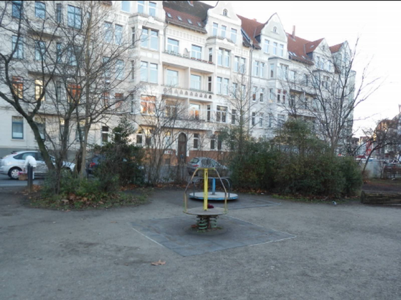 Spielplatz am Moltkeplatz mit Altbauhaeuserfront