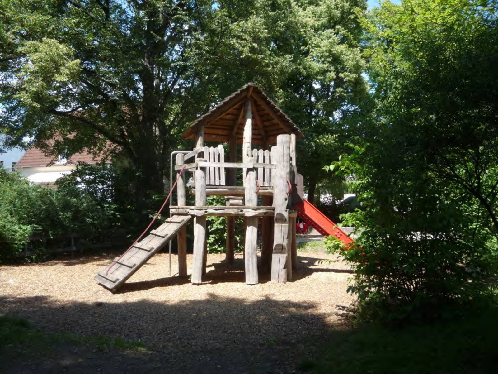 Holzspielgerät auf dem Spielplatz Nenndorfer Platz