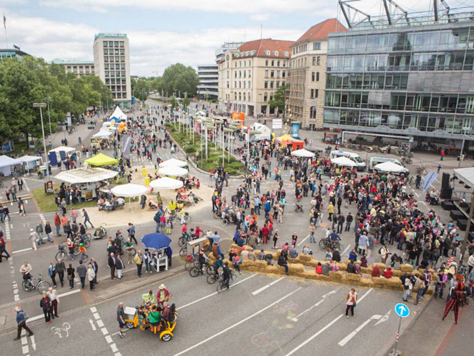 Besucherinnen und Besucher bevölkern beim Autofreien Sonntag Straßen in Hannovers Innenstadt, die sonst von Autos befahren werden.