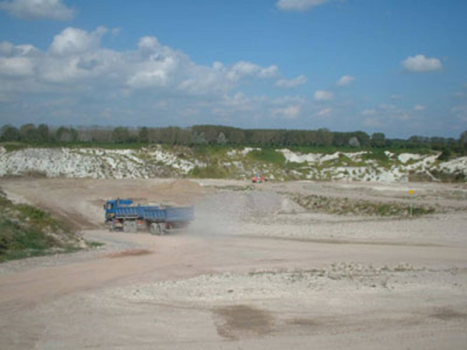Laster fährt in Mergelgrube